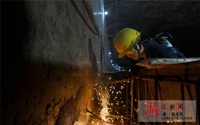 青山湖湖底隧道抓工期赶进度(图2)