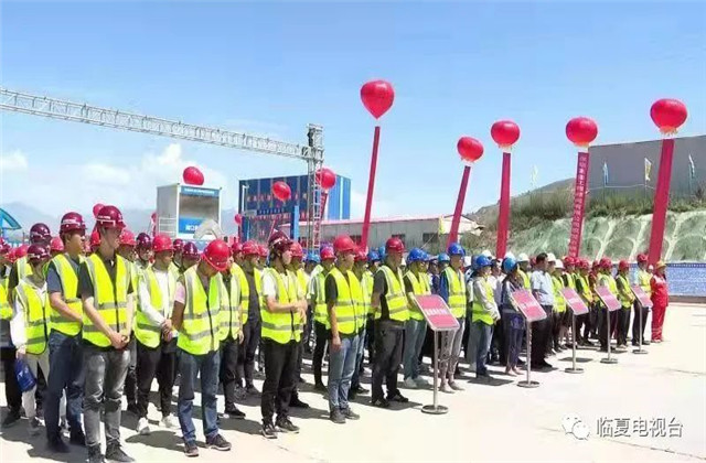 甘肃临夏至大河家高速石塬隧道顺利贯通(图1) 甘肃临夏至大河家高速石塬隧道顺利贯通(图1)