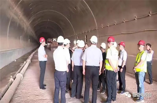 甘肃临夏至大河家高速石塬隧道顺利贯通(图2) 甘肃临夏至大河家高速石塬隧道顺利贯通(图2)
