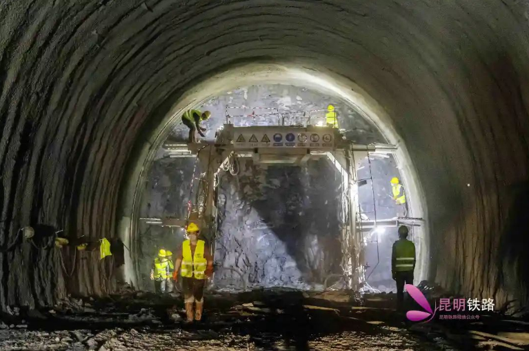 渝昆高铁第一长隧全面进入正洞施工(图1)